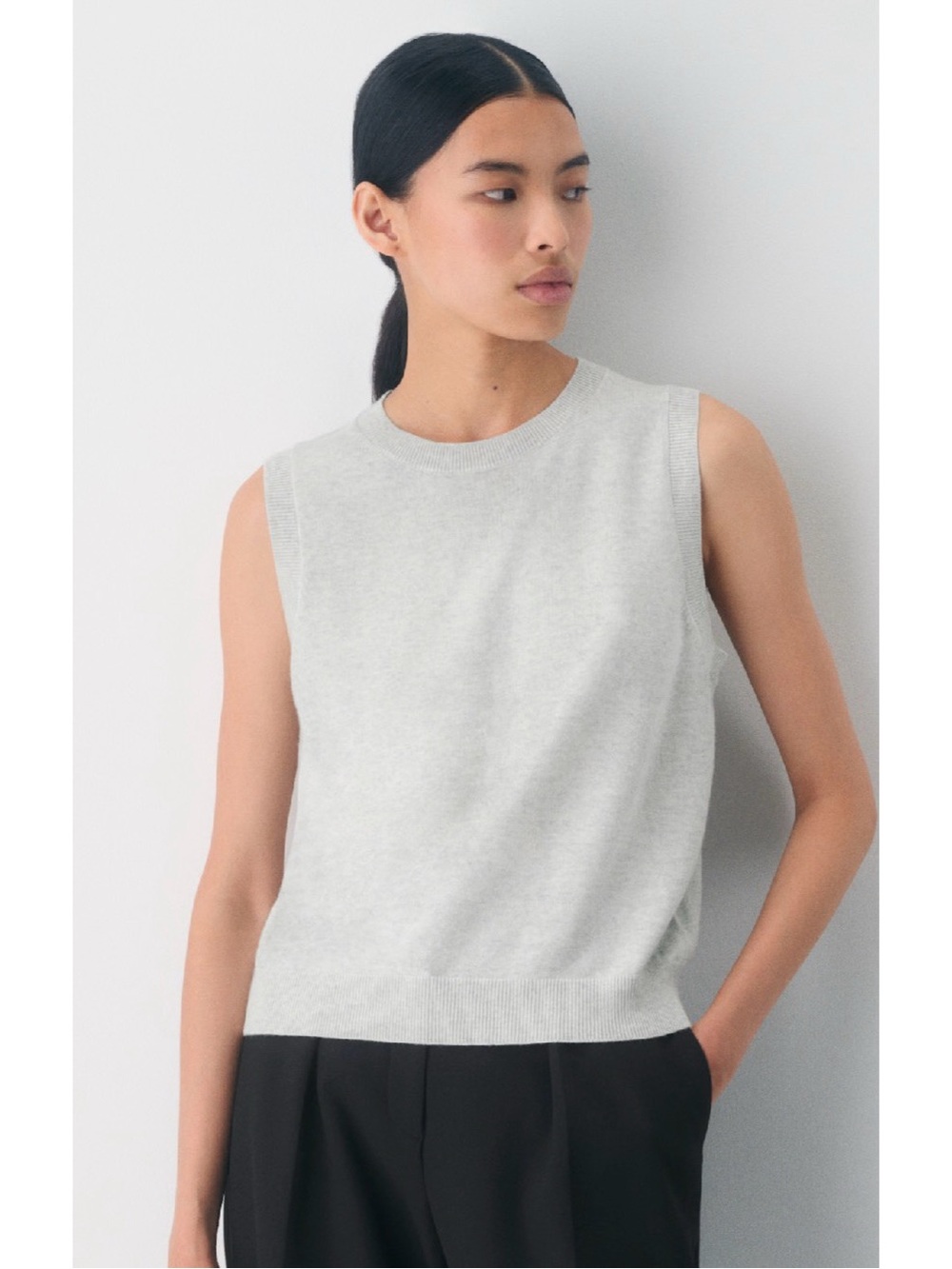 Sleeveless Crewneck Knit Top - Light Gray